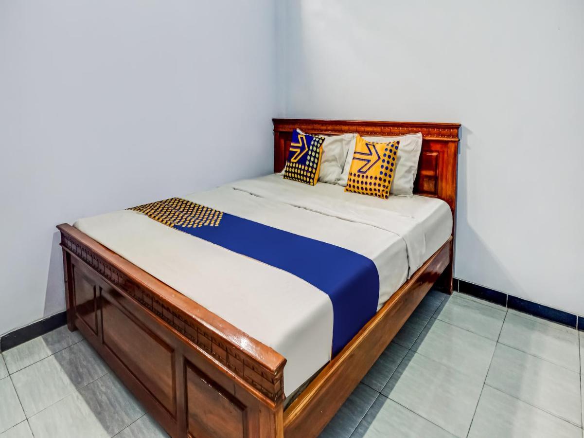 SPOT ON 90797 Sukun Syariah Homestay Malang Bagian luar foto