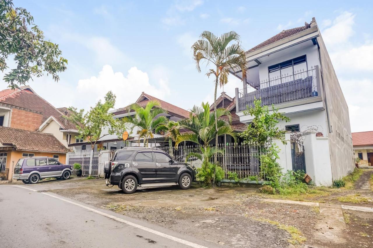 SPOT ON 90797 Sukun Syariah Homestay Malang Bagian luar foto