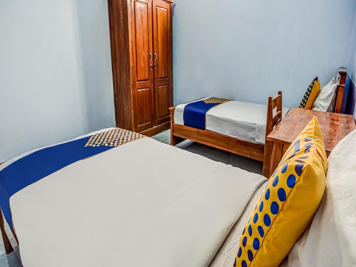 SPOT ON 90797 Sukun Syariah Homestay Malang Bagian luar foto