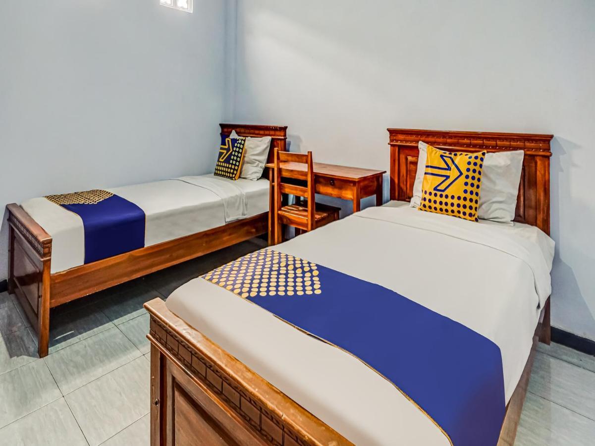 SPOT ON 90797 Sukun Syariah Homestay Malang Bagian luar foto
