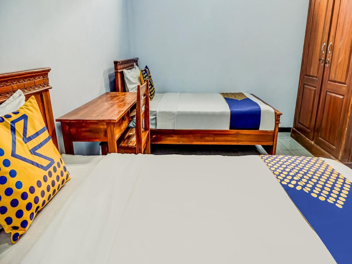 SPOT ON 90797 Sukun Syariah Homestay Malang Bagian luar foto