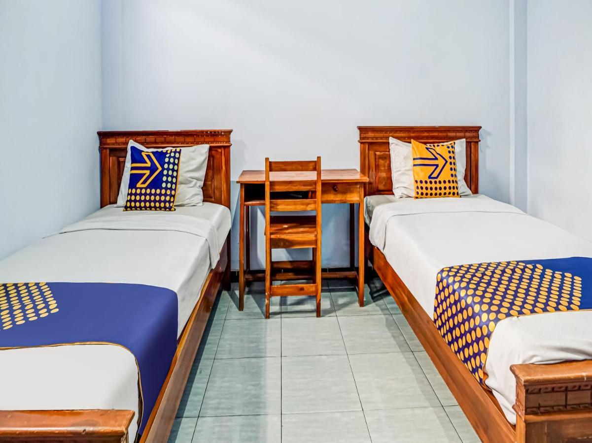 SPOT ON 90797 Sukun Syariah Homestay Malang Bagian luar foto