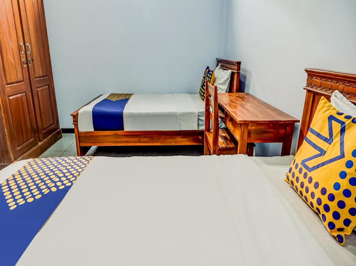 SPOT ON 90797 Sukun Syariah Homestay Malang Bagian luar foto