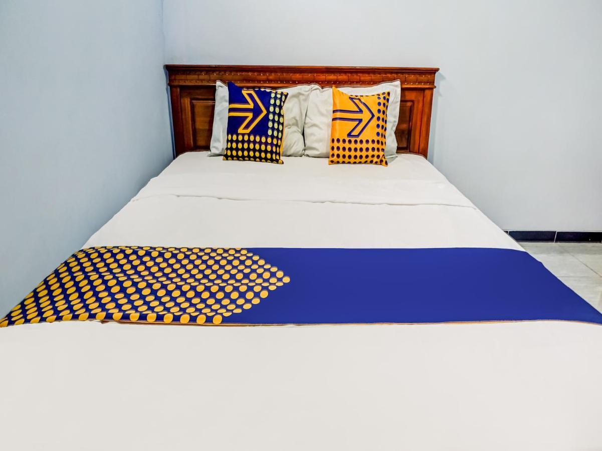 SPOT ON 90797 Sukun Syariah Homestay Malang Bagian luar foto